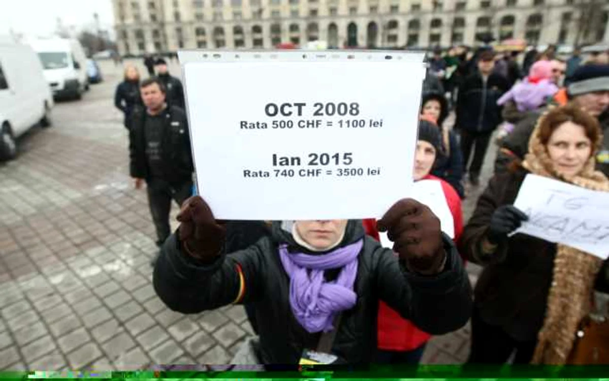Români adunaţi în Piaţa Constituţiei din Capitală pentru a solicita autorităţilor intervenţia urgenţă în criza francului elveţian FOTO Dorin Constanda