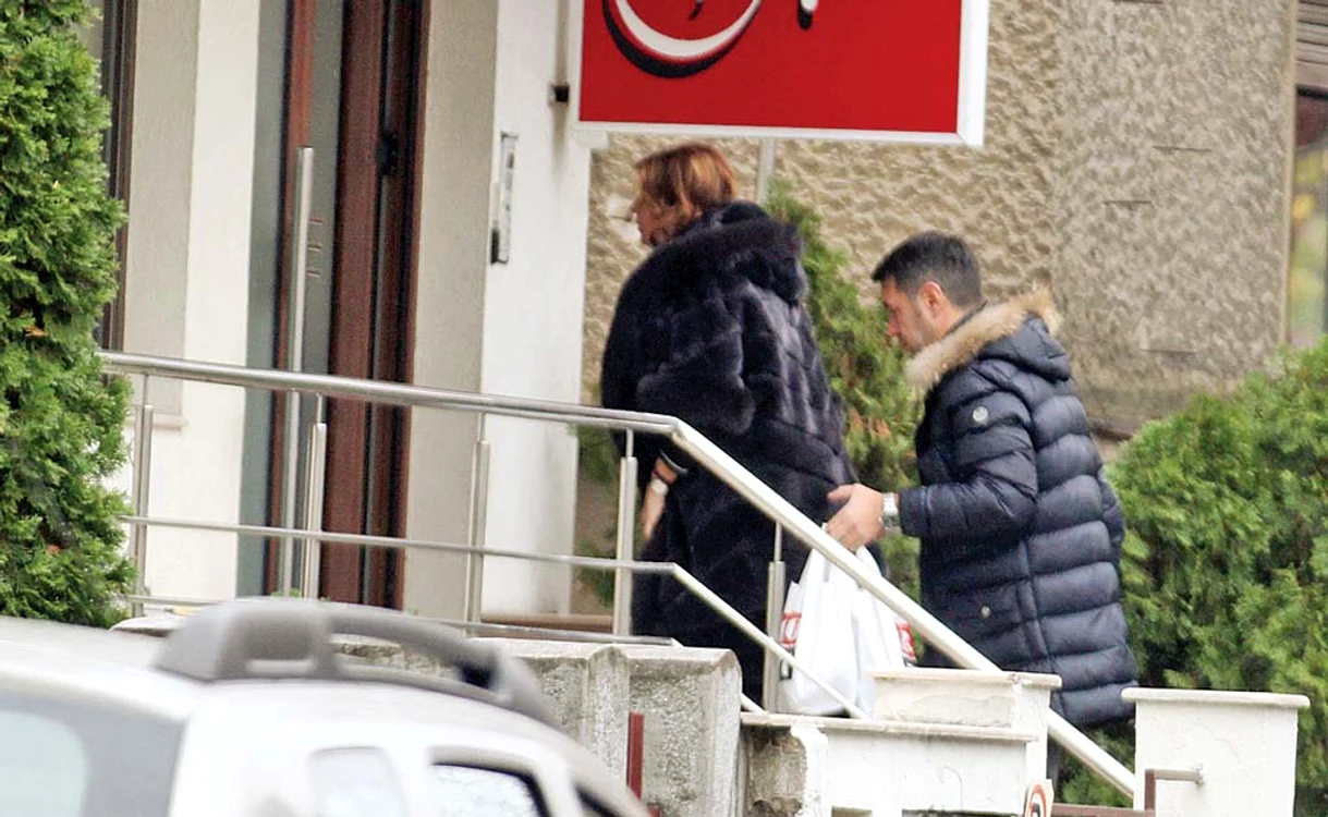 Sorin cară pungile de la supermarket