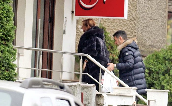 Sorin cară pungile de la supermarket