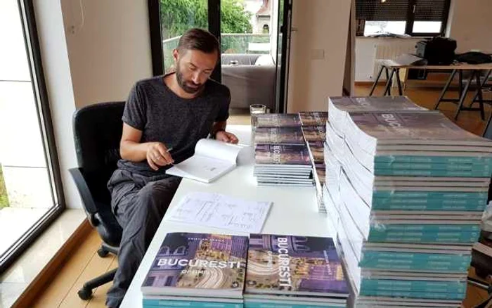 Fotograful Cristian Vasile, semnând albumele „Bucureşti optimist” FOTO: https://www.facebook.com/BucurestiOptimist