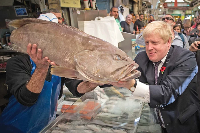 2015 În calitate de primar, Johnson face pe expertul la piața de pește