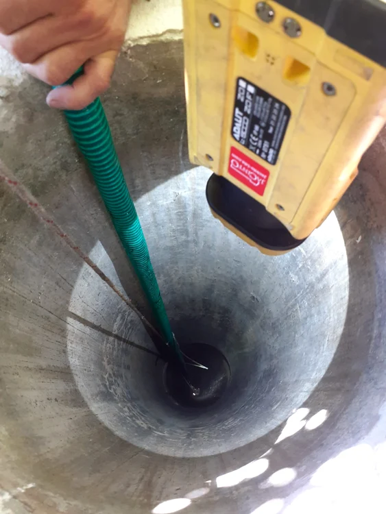 Victima e ancorată de o pompă submersibilă. FOTO IGSU