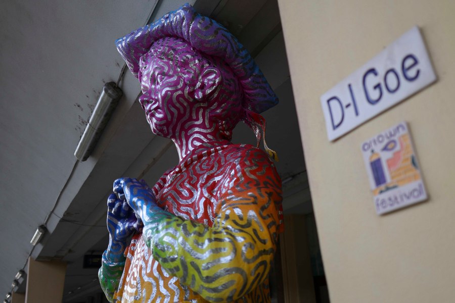Reacții aprinse la Ploiești, după ce statuia „Domnului Goe” a fost vopsită: „Mânjită în culorile LGBT, o obrăznicie fără limite”