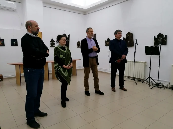 Artistul plastic Pompiliu Ciolacu (dreapta) a adus în expoziţia de la Slatina icoanele de vatră FOTO: Alina Mitran