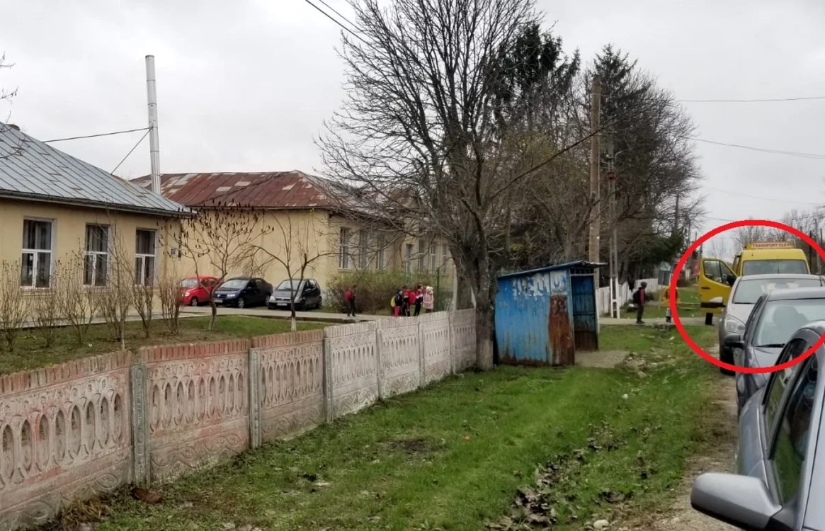 Şcoala Mologeşti - Laloşu din Vâlcea şi microbuzul şcolar în care un elev a fost bătut de către tatăl unui coleg Foto Adevărul