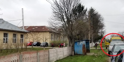 Şcoala Mologeşti - Laloşu din Vâlcea şi microbuzul şcolar în care un elev a fost bătut de tatăl unui coleg Foto Adevărul