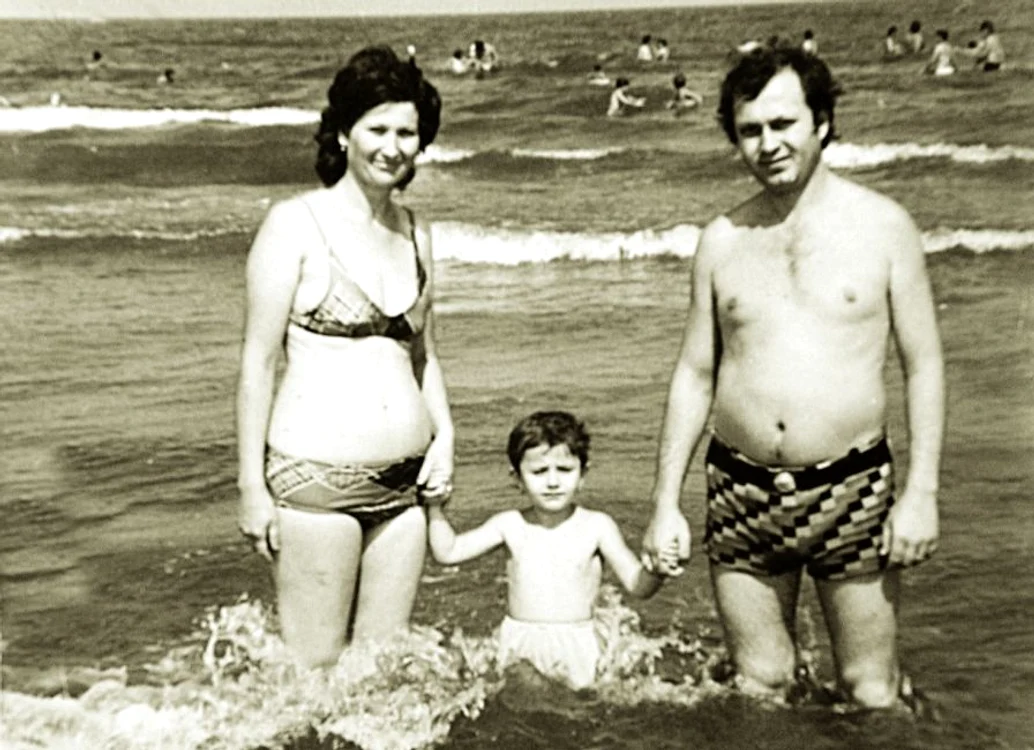 Alături de părinţii ei,  într-o vacanţă pe Litoral