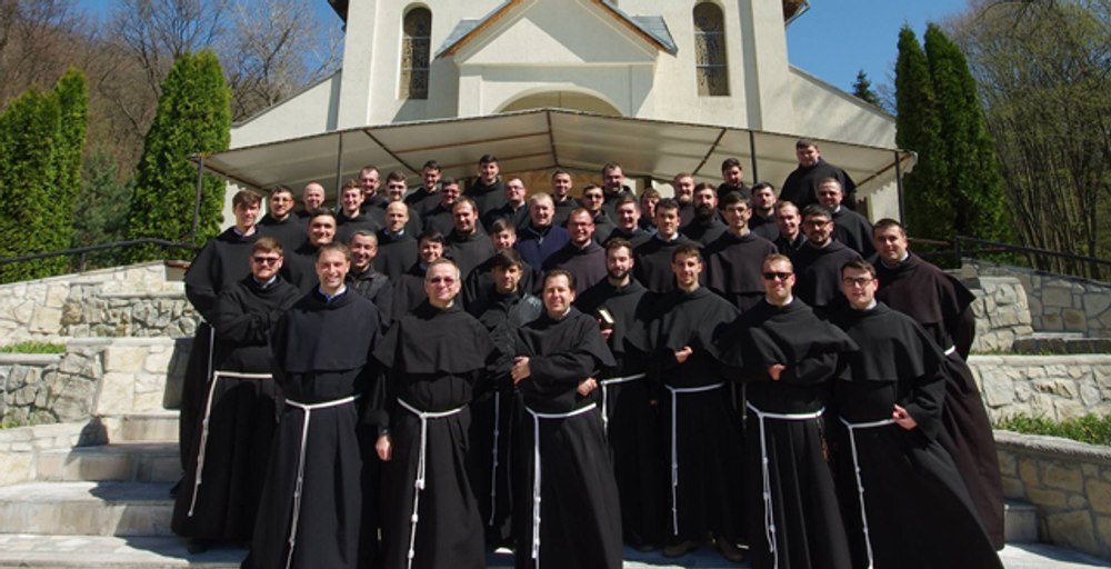Cine sunt carmelitanii, fondatorii mănăstirii cu două hramuri de la Luncani. Trăiesc după deviza de luptă a profetului Ilie