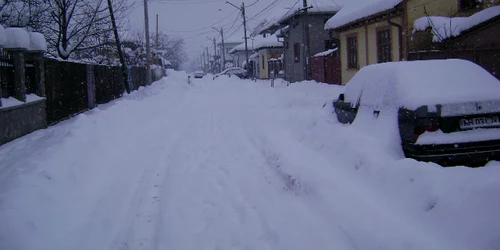 Drumarii încearcă să deszăpezească cele două drumuri în cel mult două ore