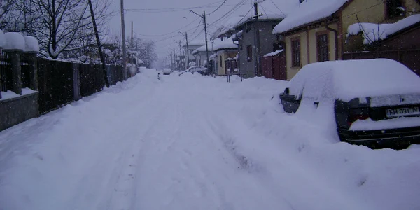 Drumarii încearcă să deszăpezească cele două drumuri în cel mult două ore