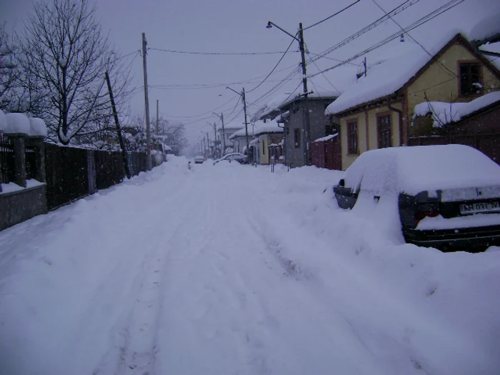 Din cauza stratului de zapadă tasat, traficul se desfăşoară cu dificultate în nordul Mehedinţiului