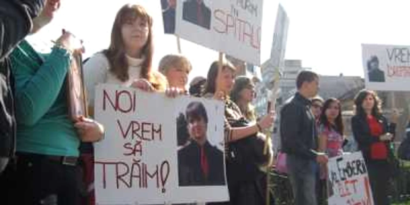 Zeci de tineri au protestat alături de familia îndurerată