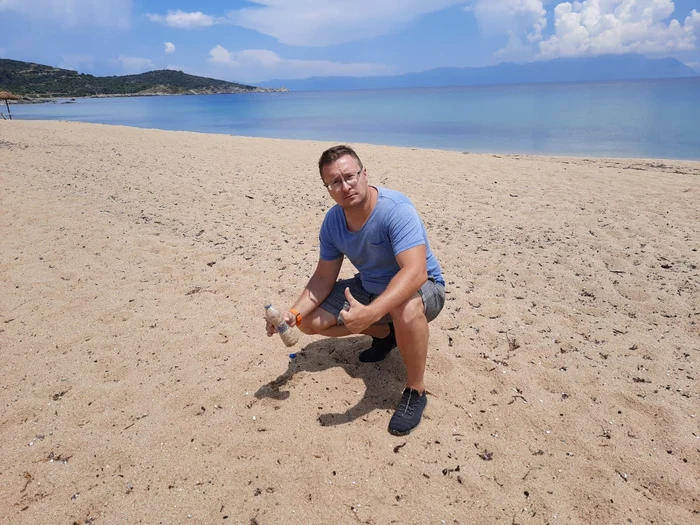 Ultima sticluță cu nisip colectată de Florin Popescu a fost luna aceasta, de pe o plajă din HalkidikiFoto: Sorin Popescu