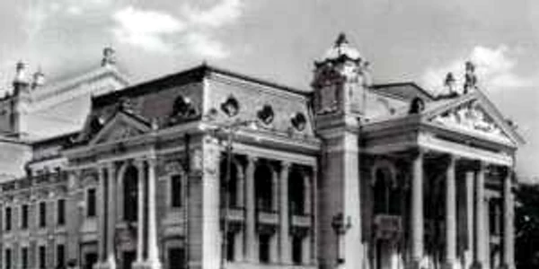 Teatrul Naţional din Iaşi a suferit mai multe modificări de la inaugurarea din 1896 