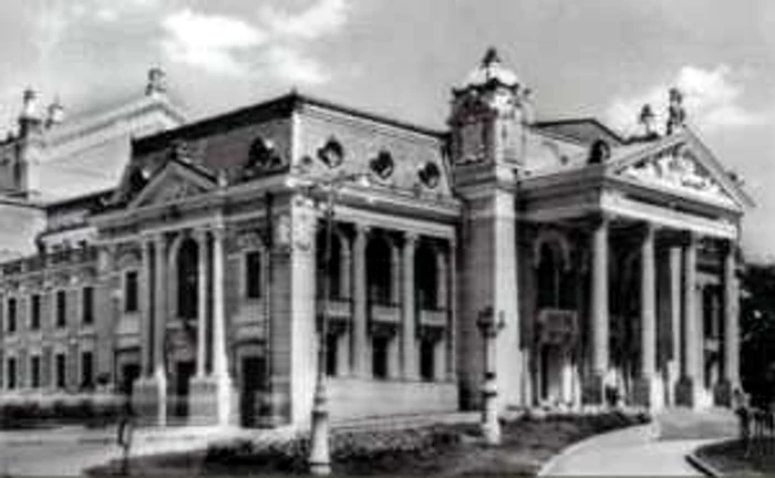 Teatrul Naţional din Iaşi a suferit mai multe modificări de la inaugurarea din 1896 