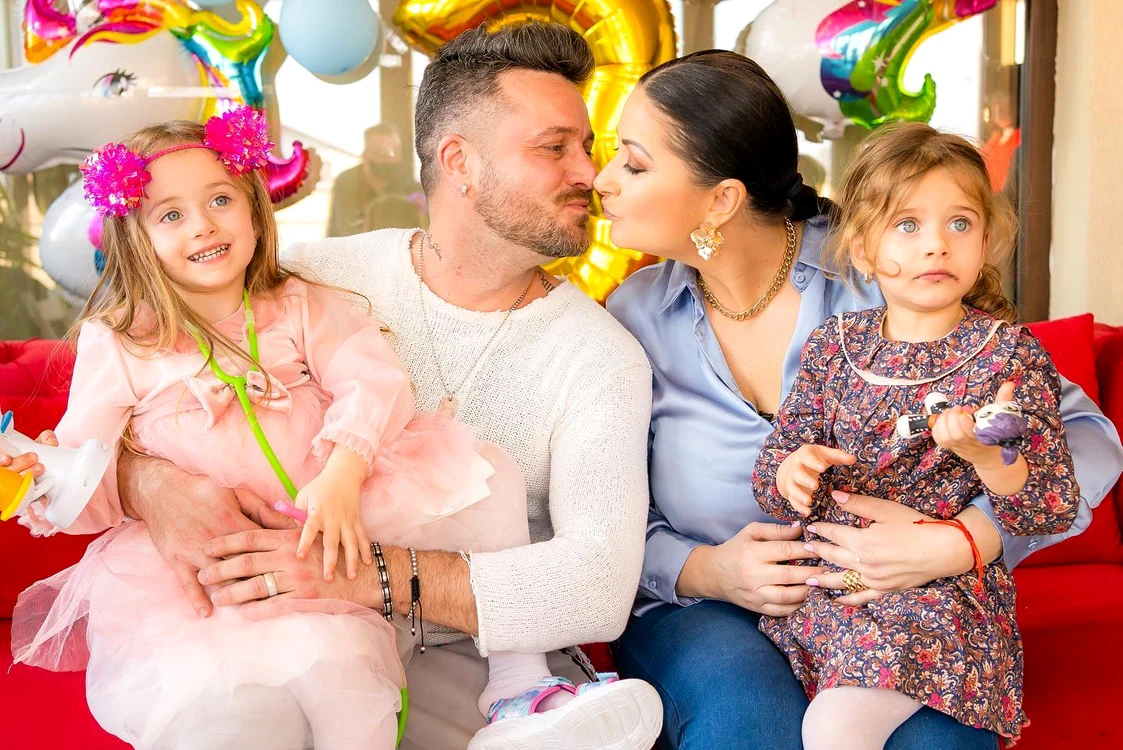  Gabriela Cristea și Tavi Clonda alături de fetițele lor / foto: Social media
