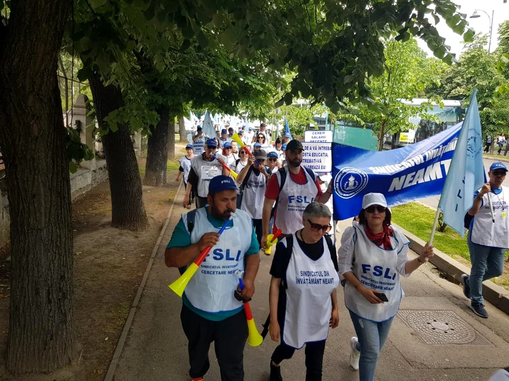 Sindicaliștii din Neamț au participat și la mitingul de la București FOTO FSLI