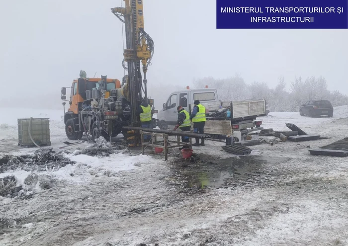 Șantier de drumuri, iarna, cu zăpadă