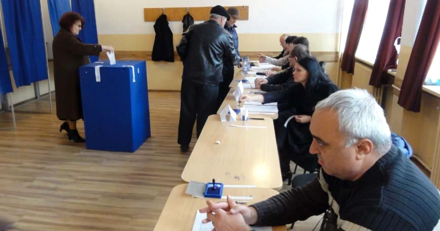 Slătinenii s-au urnit cu greu de acasă pentru a merge la vot   (FOTO: Mugurel Manea)