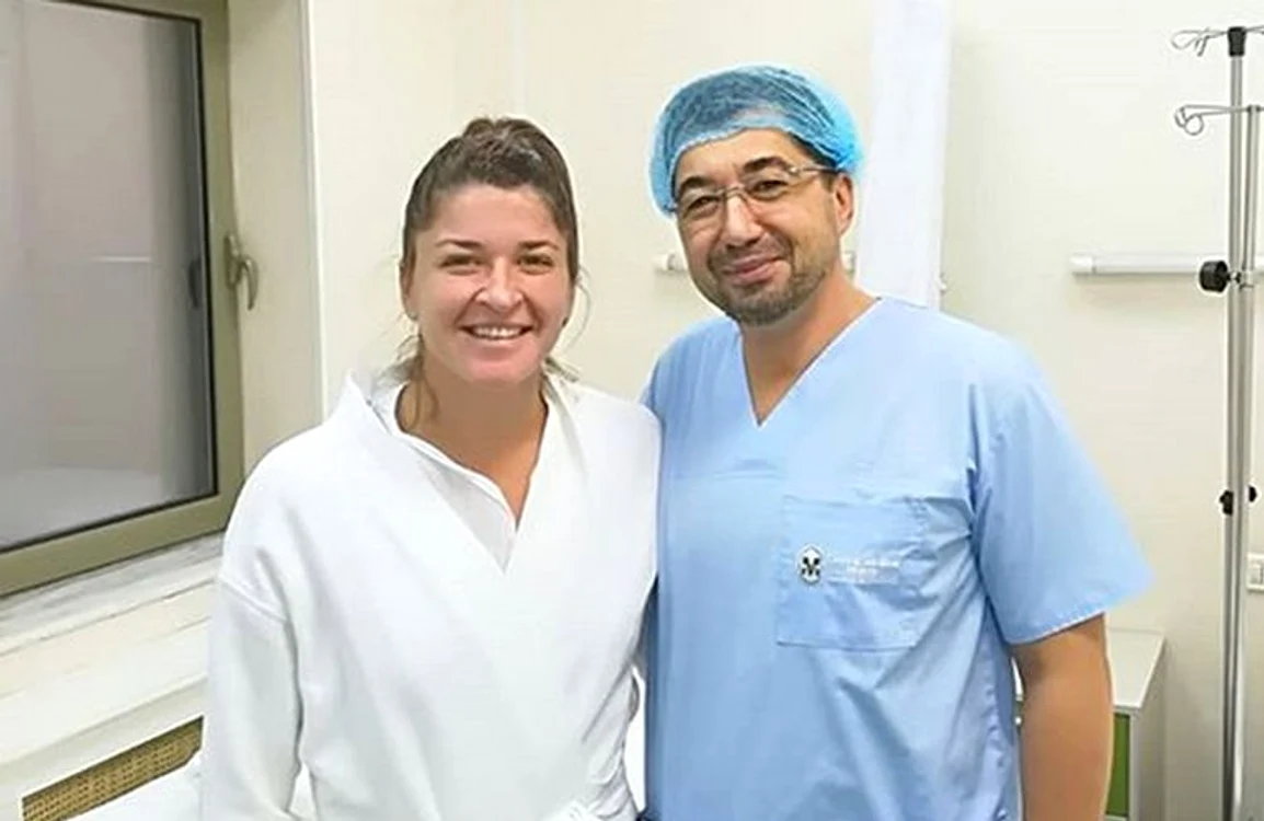 Alexandra Dulgheru, alaturi de medicul care a operat-oFOTO: Instagram