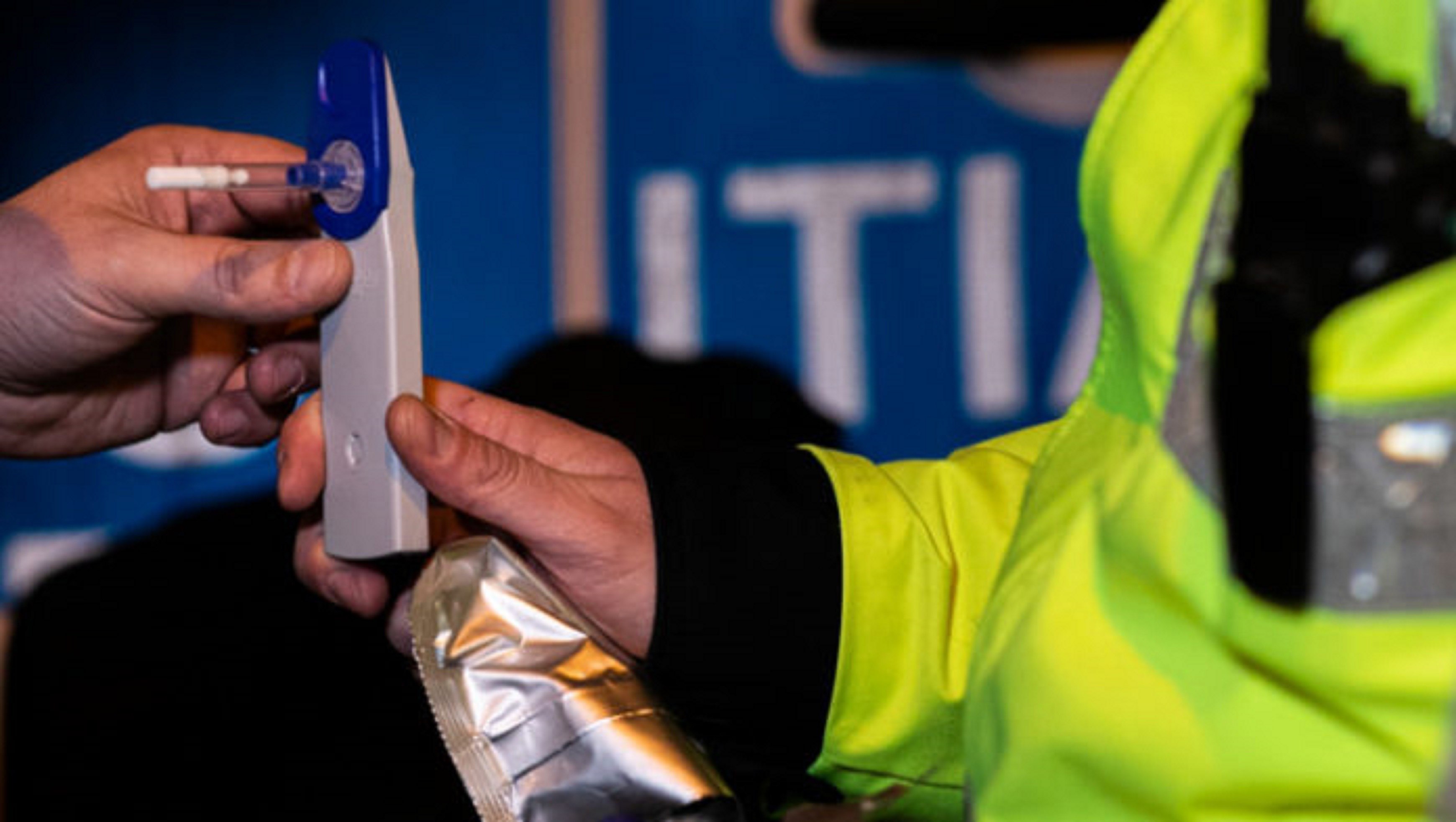 Incompatibilitatea medicamentelor aparent banale cu conducerea auto. Spre tratarea ca și a consumatorilor de droguri.