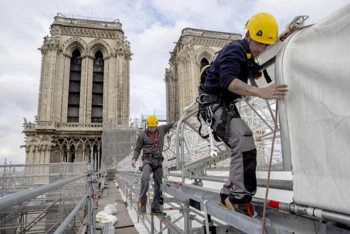 Lucrari comnsolidare Notre Dame foto Patrick Zachmann  Magnum Photos