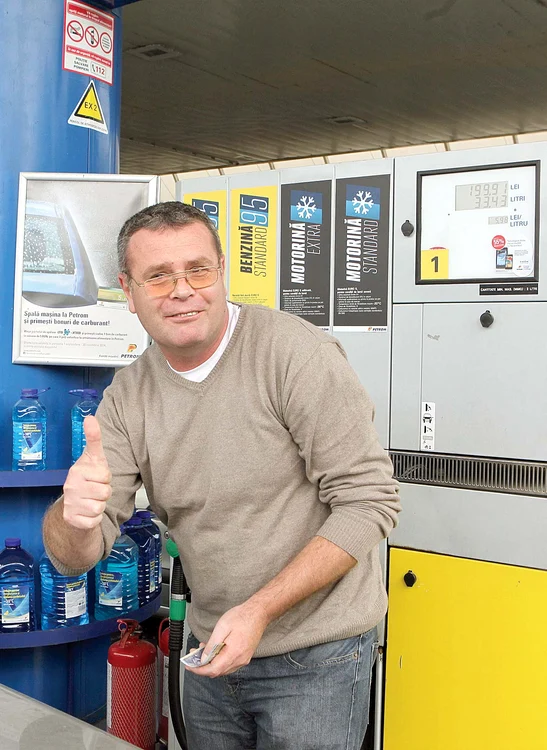 Deja preţul motorinei a scăzut în mai multe judeţe. De exemplu, o benzinărie Petrom din Târgu Secuiesc vindea ieri motorina la preţul de 4,92 de lei pe litru