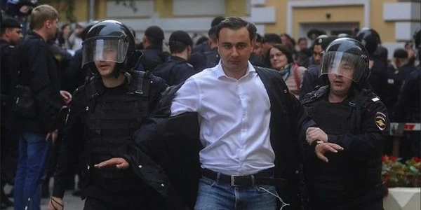 Ivan Jdanov retinut de fortele de ordine ruse in timpul unui protest FOTO mstrok.ru