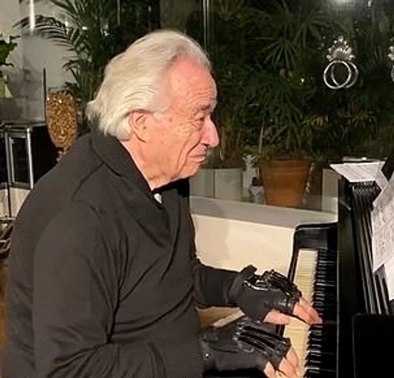 
    Mănuşile-minune l-au ajutat pe pianistul Joao Carlos Martins să cânte o piesă din Bach  