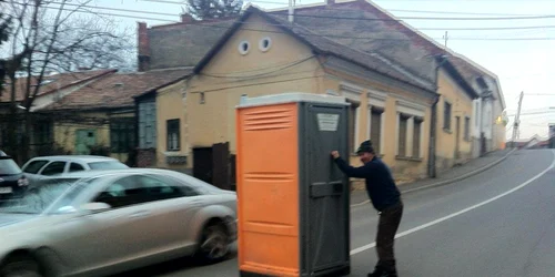 Toaletă în mijlocul străzii, la Cluj