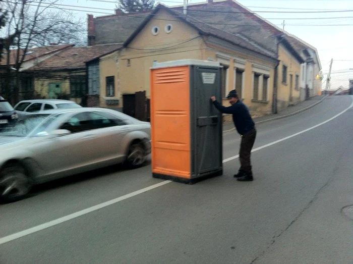 Toaletă în mijlocul străzii, la Cluj