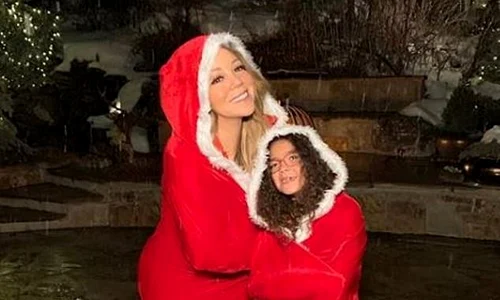 Mariah Carey, 49 de ani,  şi Moroccan de 11 ani  l au aşteptat pe  Moşul lângă brad jpeg