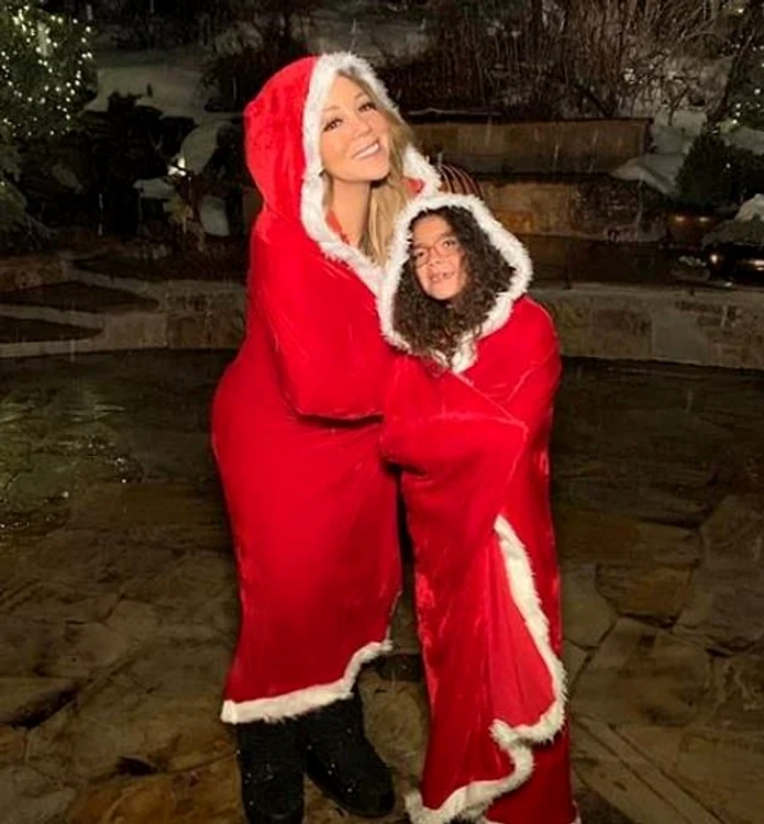 Mariah Carey, 49 de ani,  şi Moroccan de 11 ani  l-au aşteptat pe  Moşul lângă brad