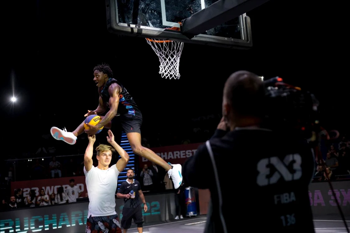 Concursul de slam dunk a fost urmărit cu urale de fani 