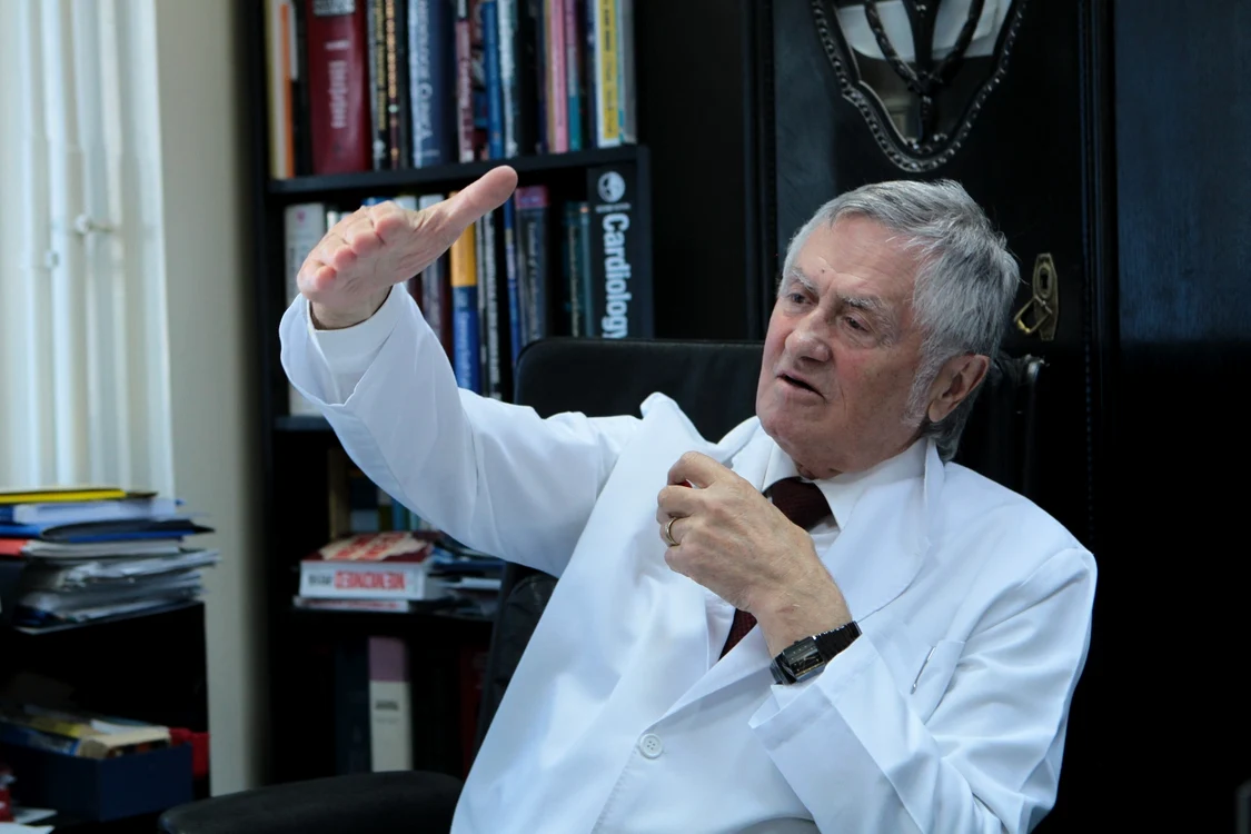 
    Eduard Apetrei câştiga 3.300 de lei ca medic al unui demnitarFoto: "Adevărul"  