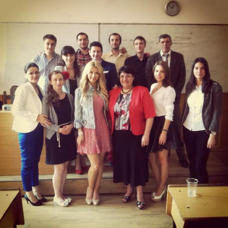 Andreea Bălan, la reuniunea de liceu (Facebook)