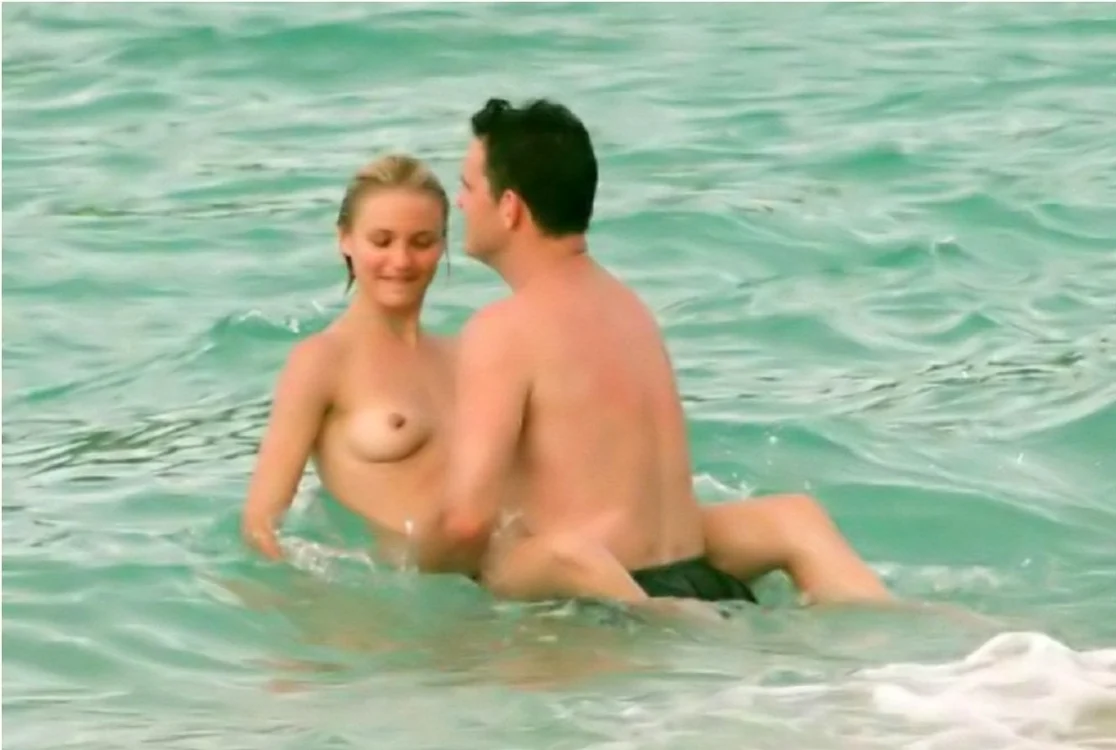 
    Cameron Diaz alături de prietenul ei surprinşi "jucându-se" în ocean  