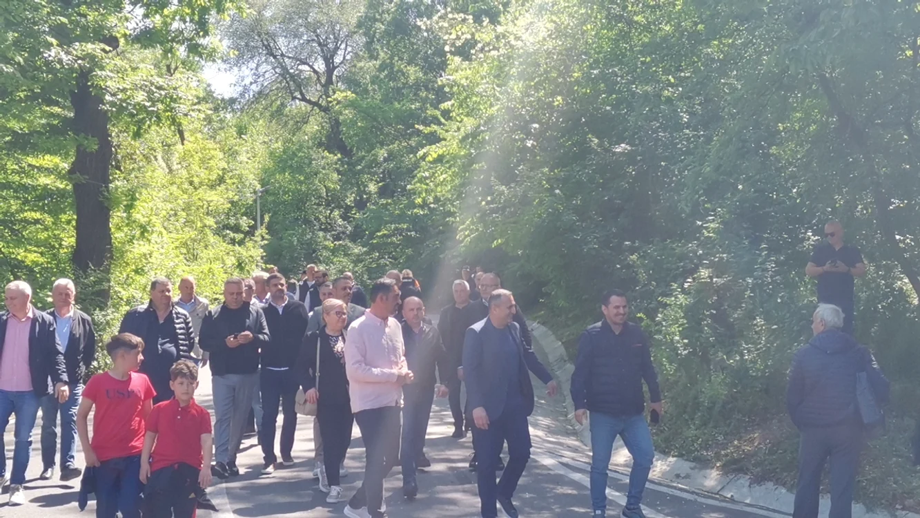 Candidatul PSD care le-a lansat slătinenilor invitația s-a lăsat așteptat aproape o oră FOTO: A.M.