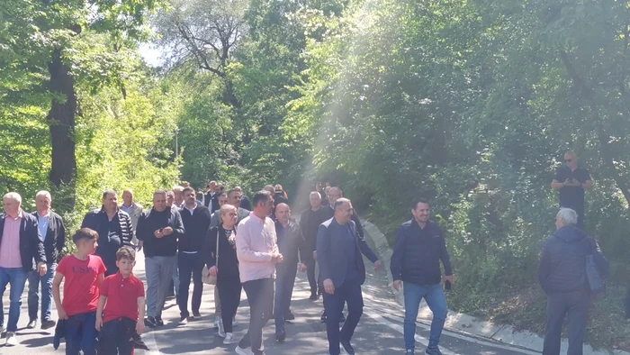 Candidatul PSD care le-a lansat slătinenilor invitația s-a lăsat așteptat aproape o oră FOTO: A.M.