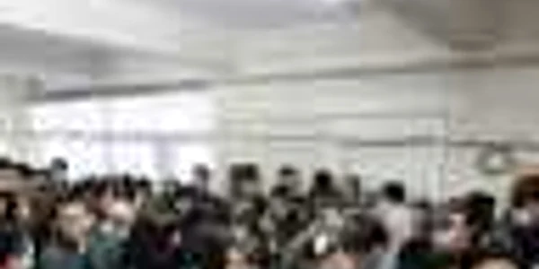 Studenţii se înghesuie să îşi plătească taxele la casieria Universităţii.