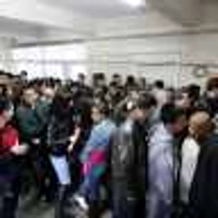 Studenţii se înghesuie să îşi plătească taxele la casieria Universităţii.