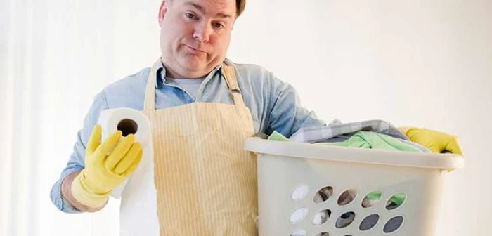 Conform analizei, spălatul hainelor (la maşina de spălat) va fi prima activitate domestică pe care bărbaţii vor ajunge să o facă mai des decât femeile, într-o perioadă estimată de 9-10 ani.FOTO mirror.co.uk