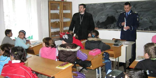 Elevii din Văleni au fost testaţi de preot şi poliţist