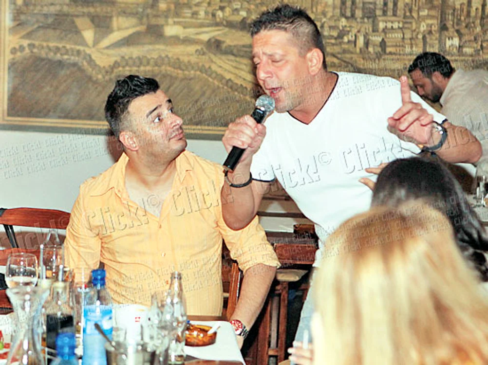 La petrecere, manelistul a chefuit pe muzică populară