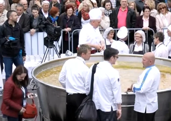 Aproximativ 15.000 de porţii de supă au fost distribuite oamenilor veniţi să asiste la evenimentcaptură: YouTube