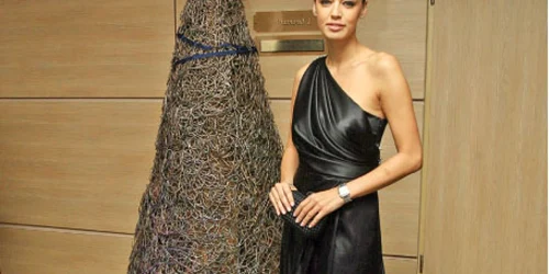 Andreea Raicu, alături de bradul creat împreună cu Irina Schrotter