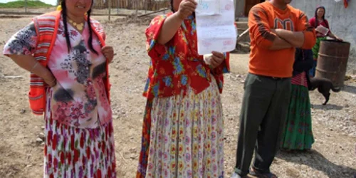 Bacău: Zeci de rromi verifică castitatea fiicelor lor