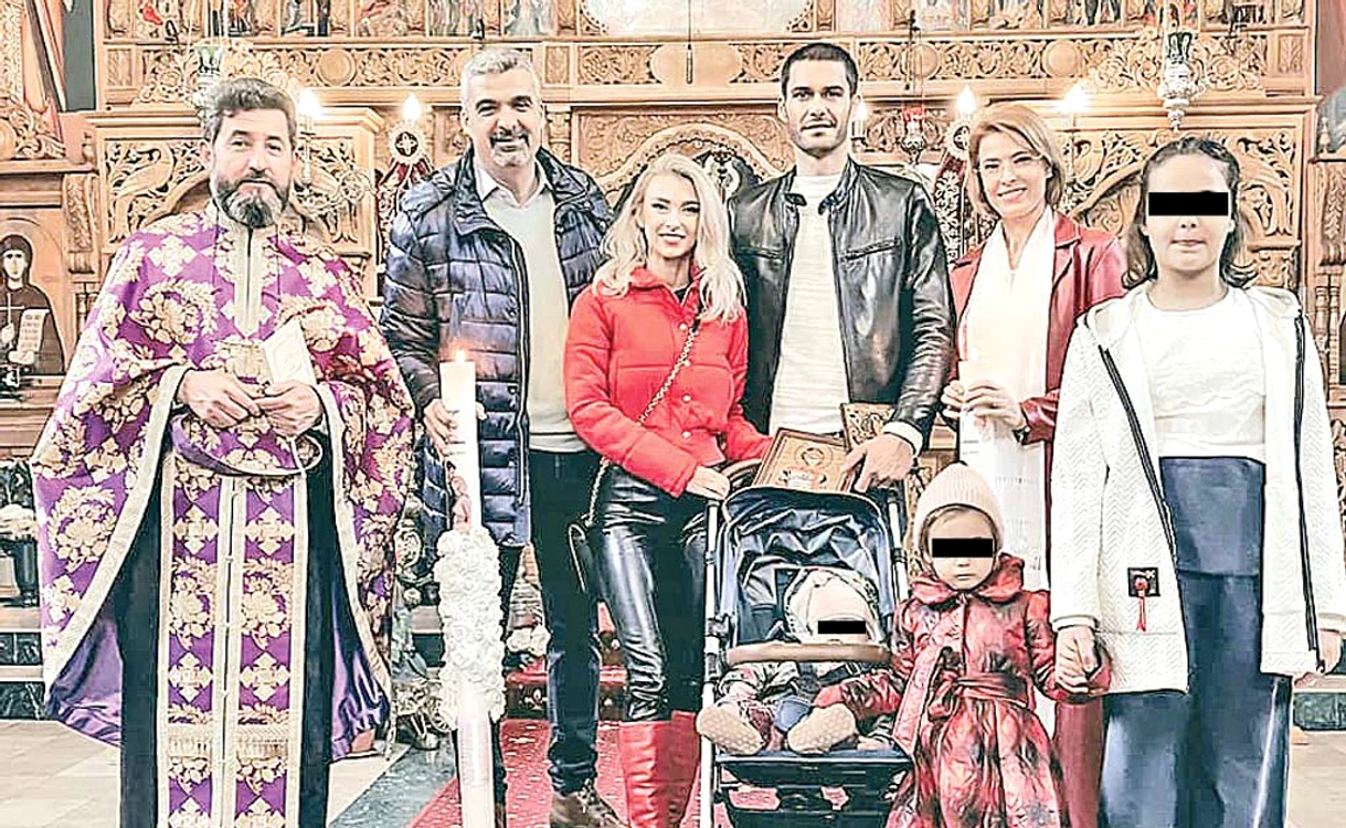 Andreea, alături de soț, de cele două copile și de părinții spirituali, însoţiţi de fiică
