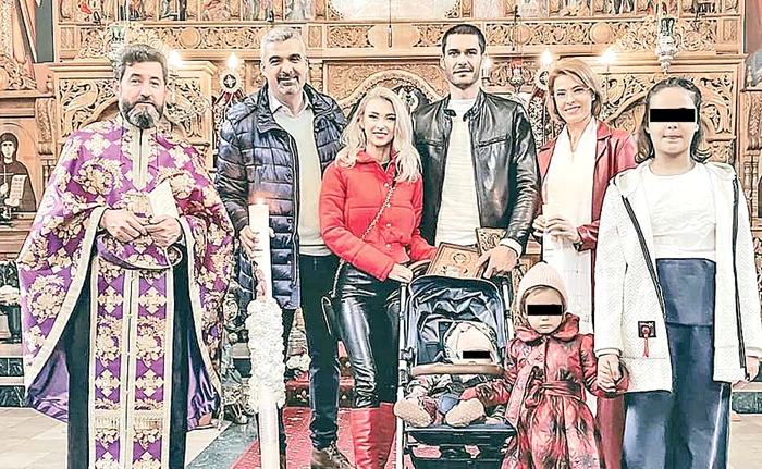 Andreea, alături de soț, de cele două copile și de părinții spirituali, însoţiţi de fiică