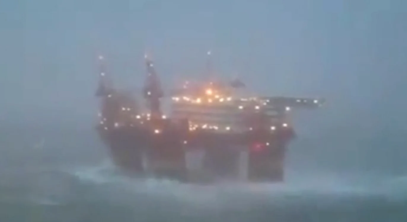 Platformă petrolieră pe furtună Captură video Eforie Online